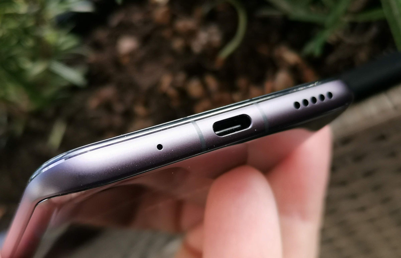 La carga es por USB-C. En la parte superior está el jack de audio de 3,5mm